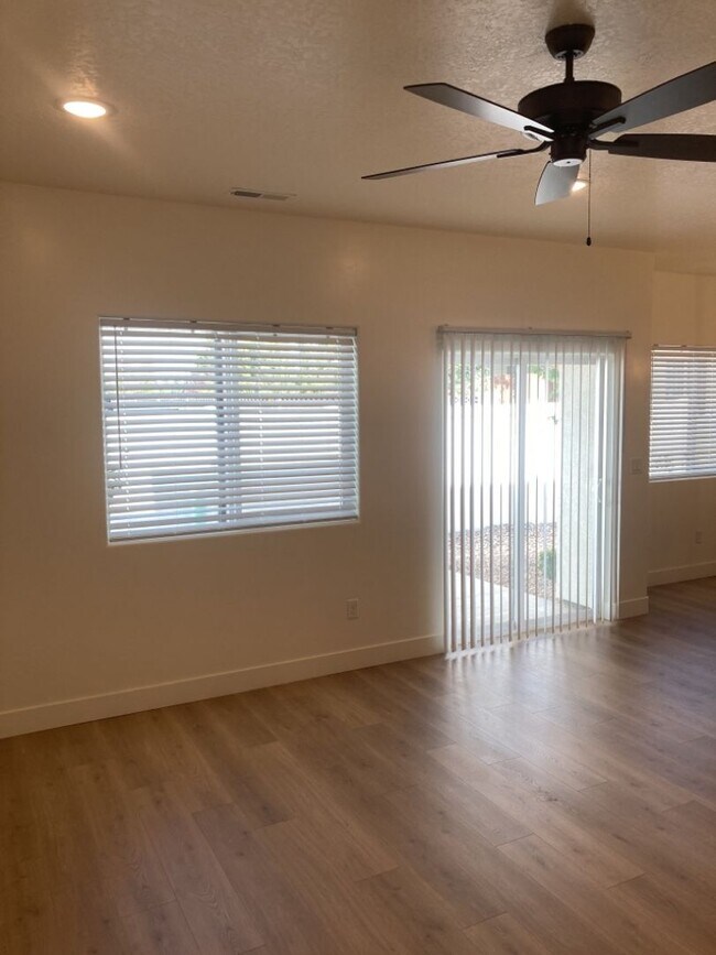 Building Photo - Move-In Discount - 3 Bed - 2.5 Bath, Newer...