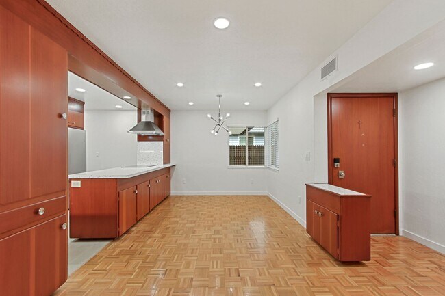 Building Photo - Central Davis 3/2 Mid Modern