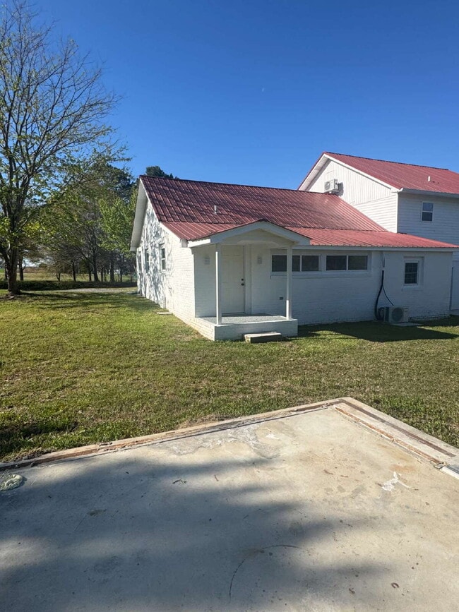 Building Photo - "Charming 2-Bedroom Duplex Retreat on Everett Road Unit B – 2 Full Baths and 1155 Sq Ft of Comfor...