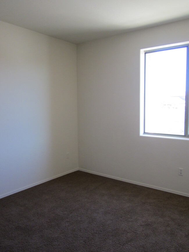 Building Photo - LOOK & LEASE SPECIAL-1/25-1/26 ONLY-extra ...