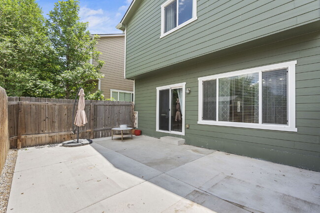 Building Photo - Updated 3-Bedroom Townhome with Private Ya...