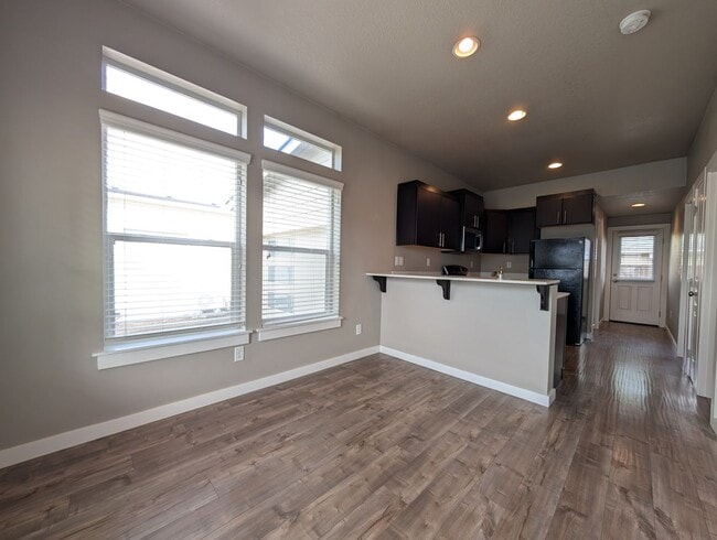 Building Photo - Beautiful 2 bedroom/1 bath home. Landscaping included!