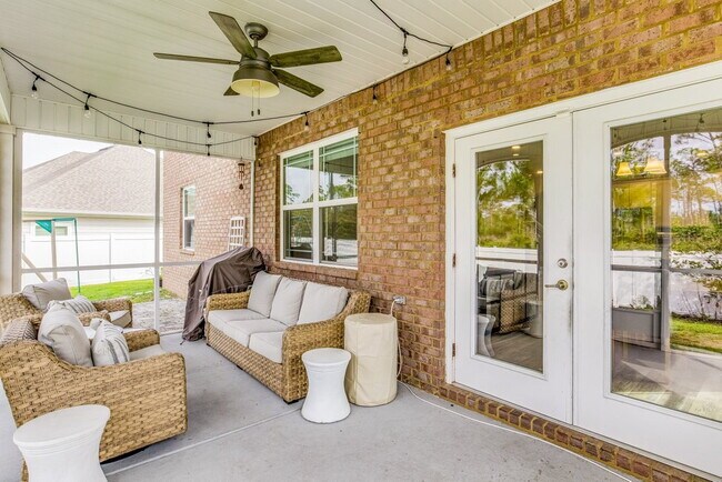 Building Photo - Bright and beautiful home in Windward Cove...