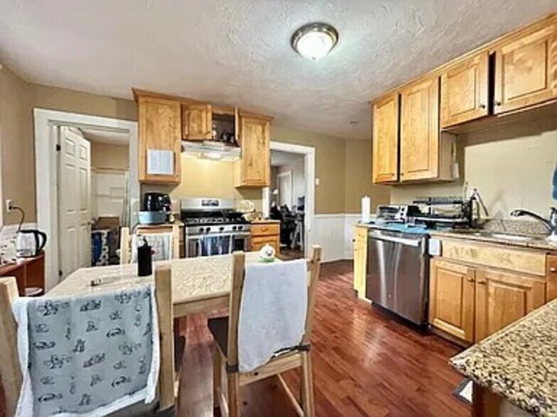 Building Photo - 8 Eldora St