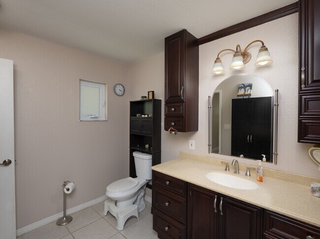 Building Photo - "Spacious 3-Bed Sanctuary with 3.5 Baths in Charming Port Charlotte!"