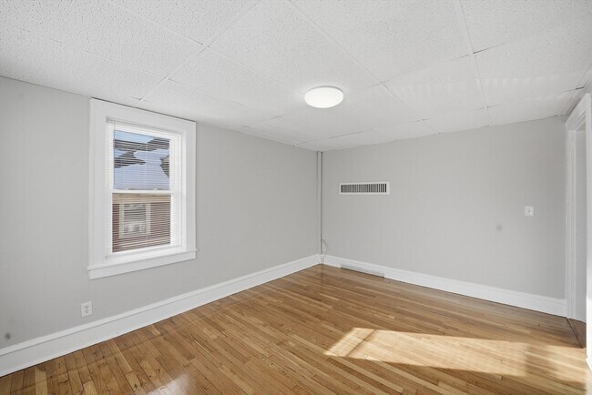 Building Photo - 62 Warner St