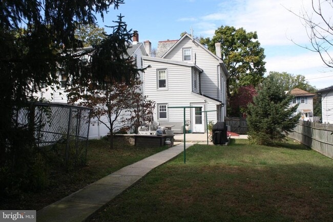 Building Photo - 820 W Bridge St