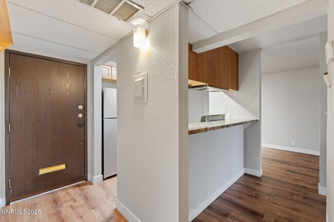 Building Photo - 2955 Lakeside Dr