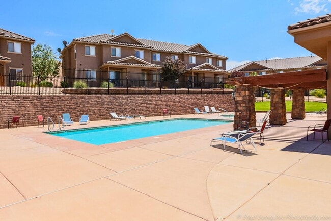 Building Photo - 3 Bedroom Townhome In Fossil Hills!