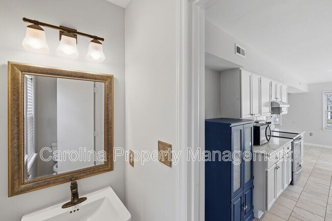 Building Photo - 805 Farm Tree Ln