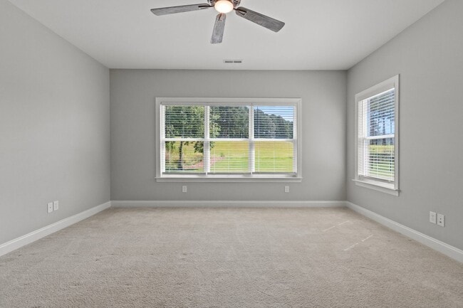 Building Photo - 4 Bed 3.5 Bath Home on the Golf Course