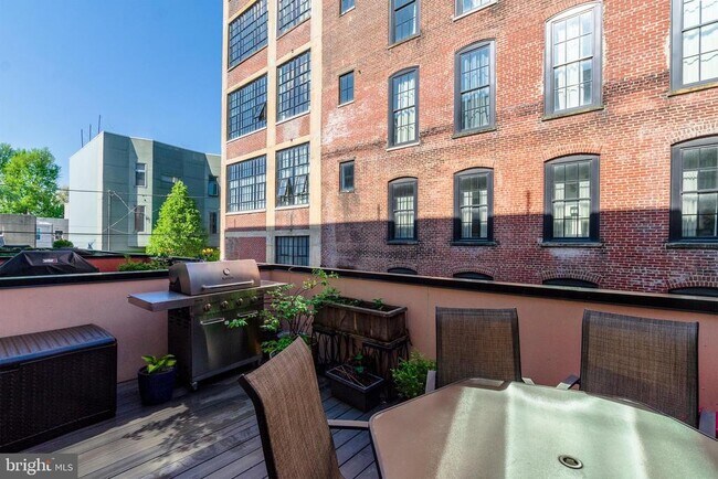 Building Photo - 1427 E Columbia Ave