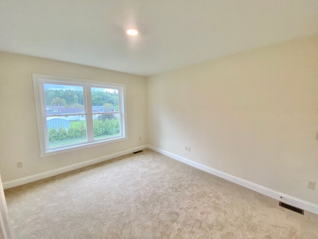 Building Photo - 3 Bedroom Townhouse Essex Junction VT Avai...
