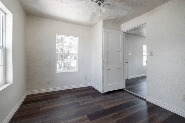 Building Photo - 2-Bedroom Home with Fenced Yard & In-Unit Laundry