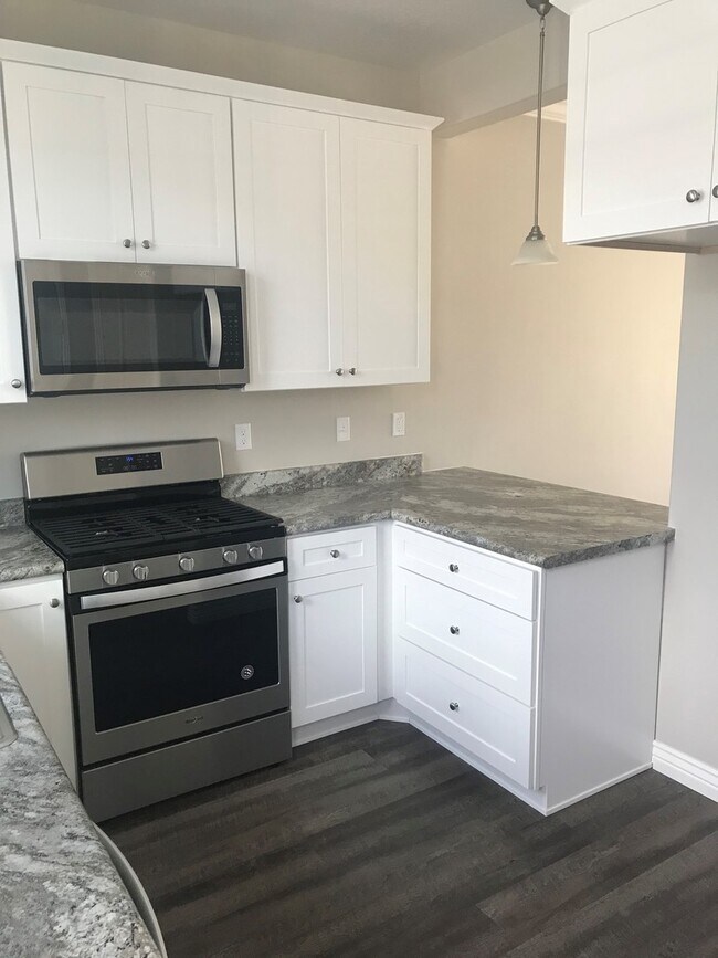 Building Photo - Newer Provo Townhome!