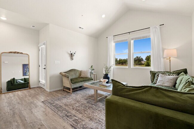 Building Photo - Newer 2bd condo in neighborhood w/ pool
