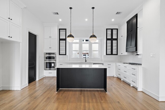 Building Photo - 1005 E 28th St