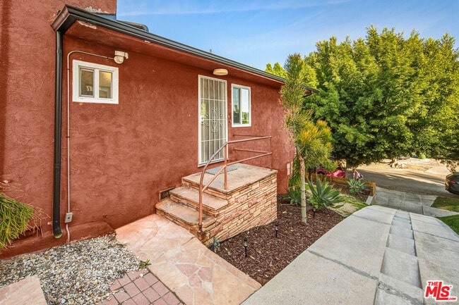 Building Photo - 1319 S Mansfield Ave