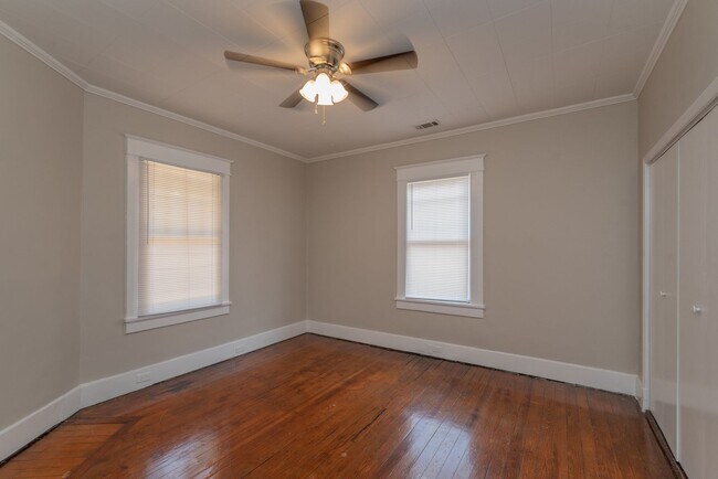 Building Photo - $1500 - 3 bed/1 bath house in Central Aven...