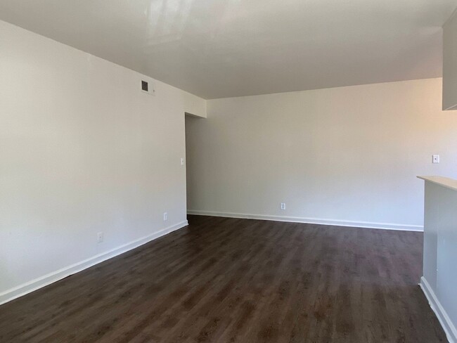 Building Photo - Spacious Two Bedroom Condo