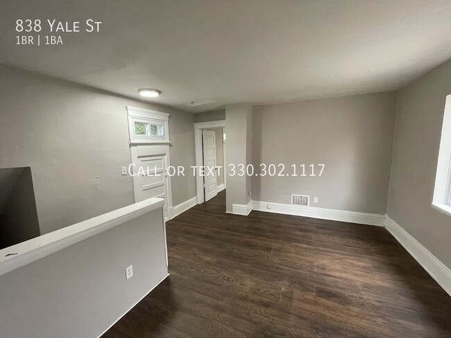 Building Photo - One bedroom one bathroom second level apar...