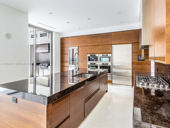 Building Photo - 800 South Pointe Dr