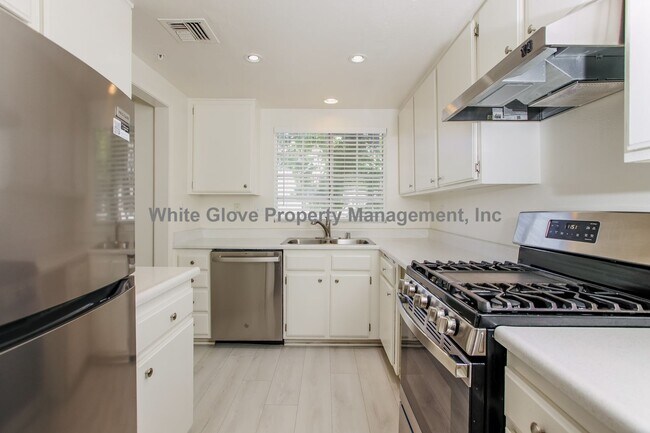 Building Photo - 205 S Redwood Ave
