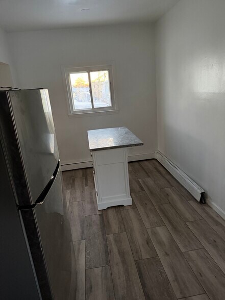 Building Photo - 49 River St