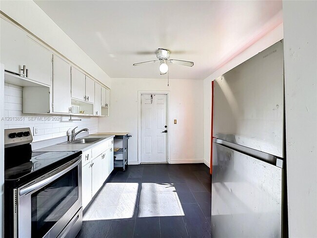 Building Photo - 391 NE 42nd Ct