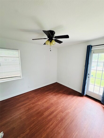 Building Photo - 2129 Diane Dr