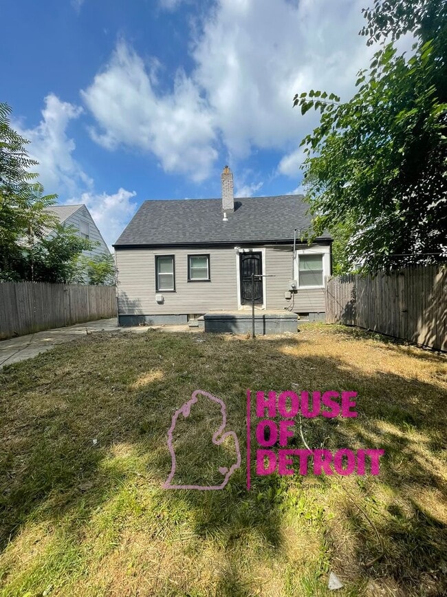 Building Photo - Summer Special~ 3 BEDROOM 1 BATH BUNGALOW ...