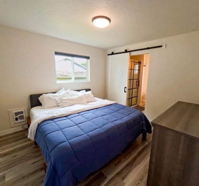 Building Photo - Beautifully remodeled 3-bedroom, 2-bathroo...