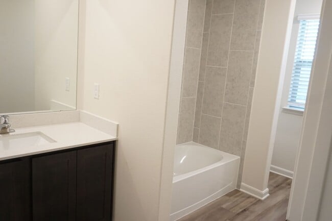 Building Photo - Modern 4 Bedroom Home in Windmill Farms with Community Pools and Trails