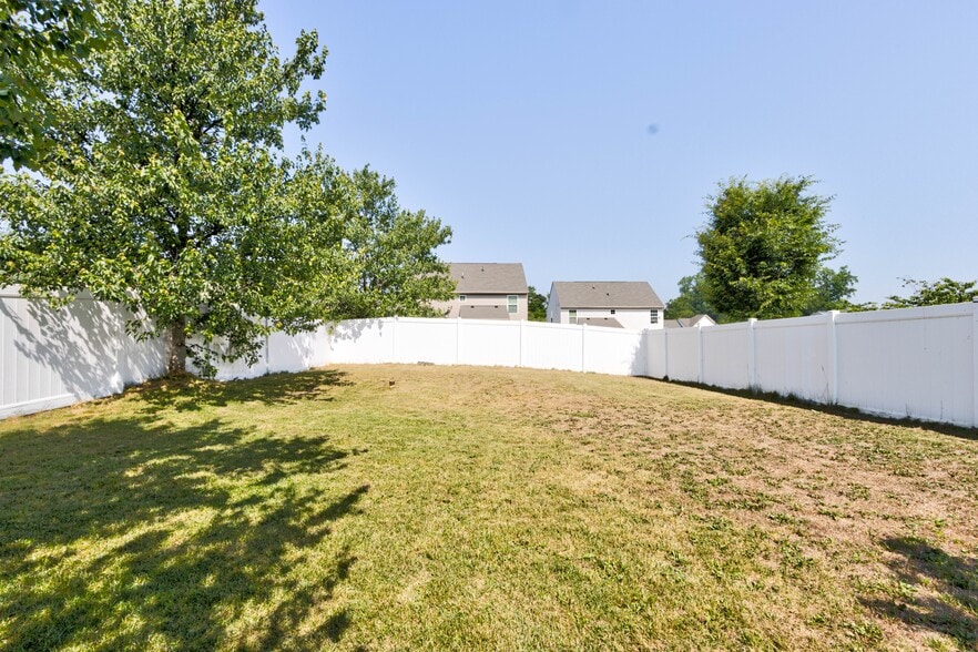 Building Photo - 7044 Lennox Ave