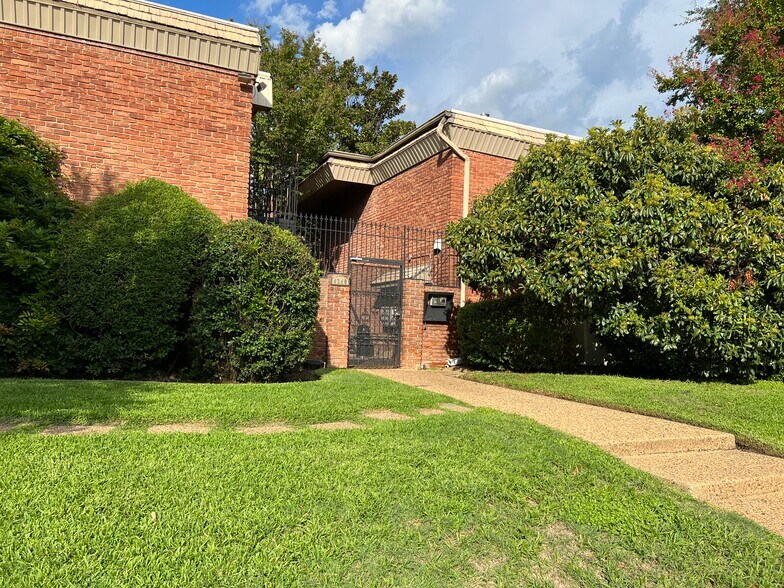 Building Photo - 4340 Cedar Springs Rd