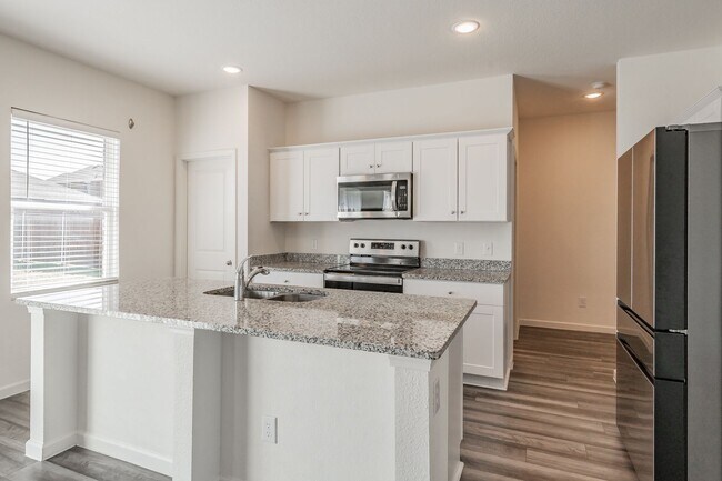 Building Photo - Like new 4 bedroom 2.5 bath in Villages of...