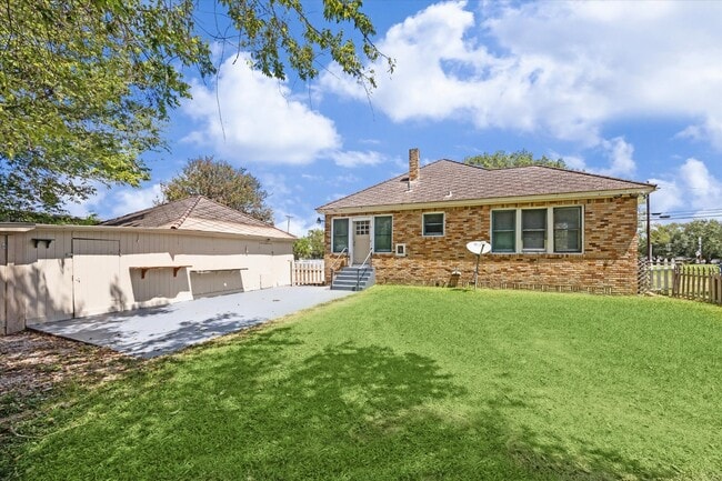 Building Photo - 703 E Main St