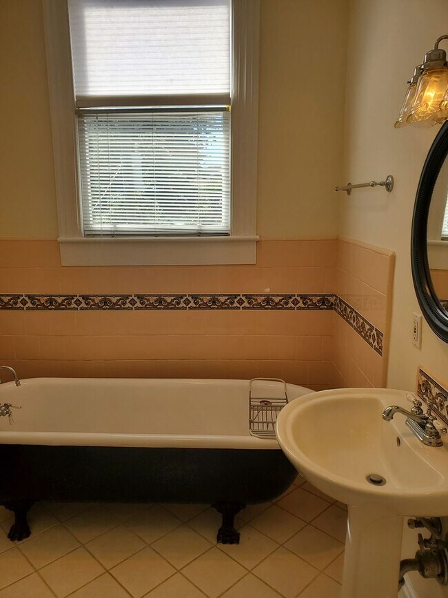 Building Photo - 2-bedroom, 2 bath Victorian style Upstairs unit with two balconies!