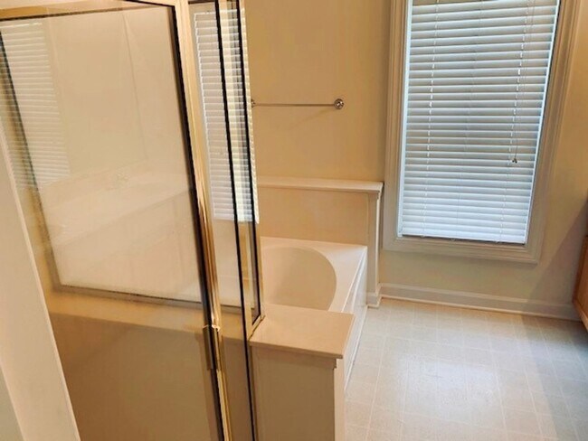 Building Photo - Location: Beautiful 3 bedroom, 2.5 bathroo...