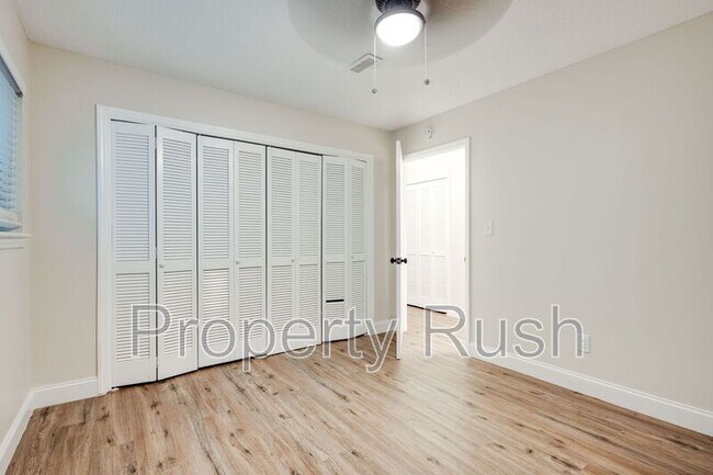 Building Photo - 2323 Green Forest Dr