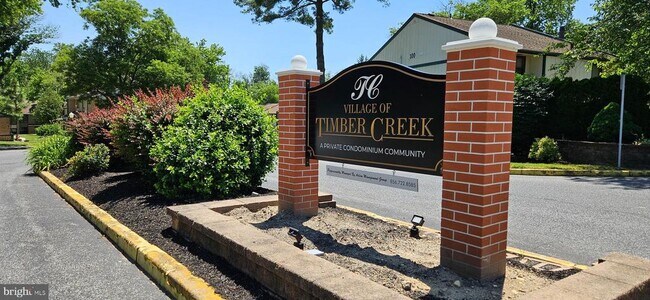 Building Photo - 2209 Greenwood Dr