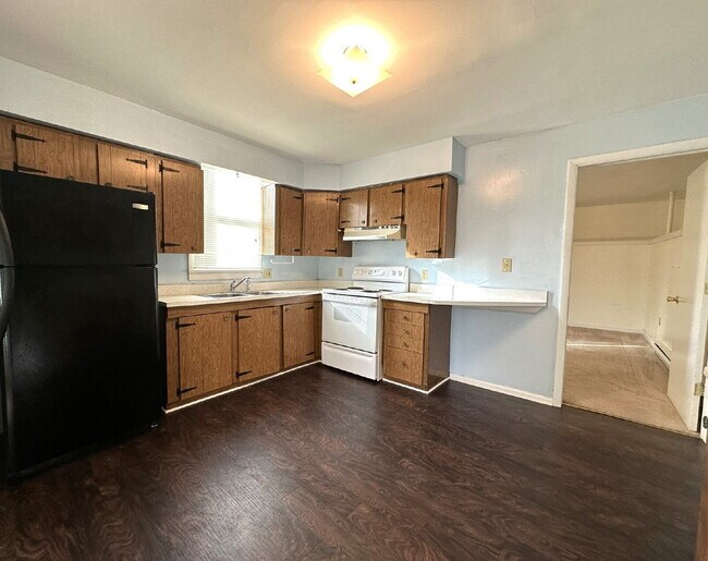 Building Photo - LEASE PENDING! Ground Floor Apartment in Manchester