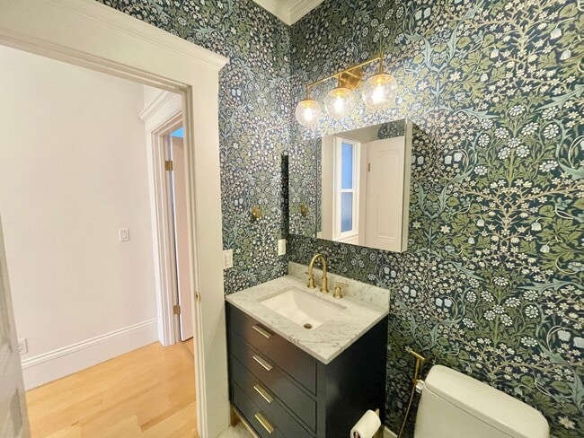 Building Photo - Super Charming NOPA Condo! Parking! Laundr...