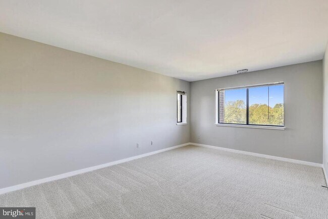 Building Photo - 11500 Fairway Dr