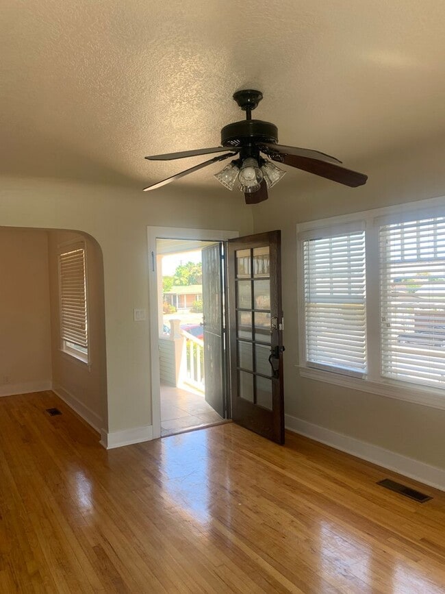 Building Photo - Fully gated Charming craftsman Two bedroom...