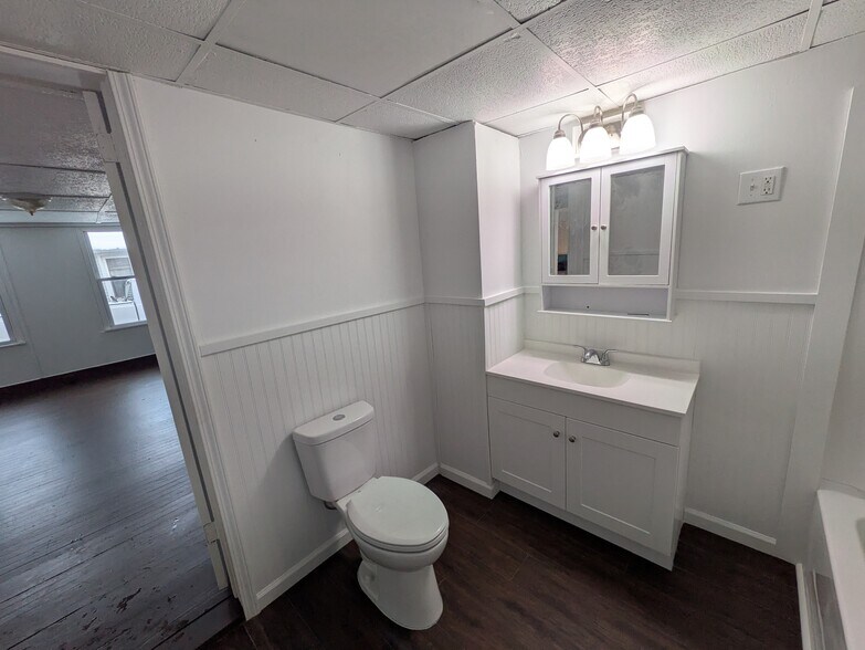 Building Photo - 148 Maple St