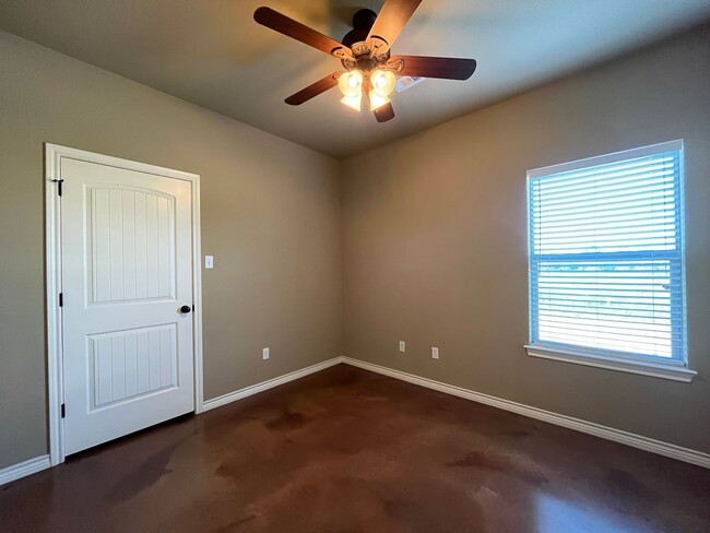 Building Photo - 3000 Silver Saddle Dr