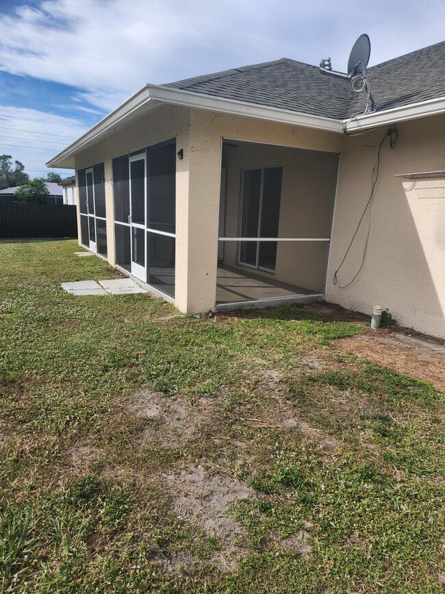 Building Photo - Large 2 bedroom 2 Bath Duplex for only $15...