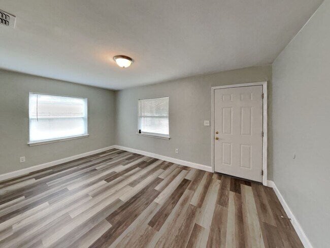 Building Photo - 3BR/1.5BA Home in Jacksonville FL w/ Spaci...