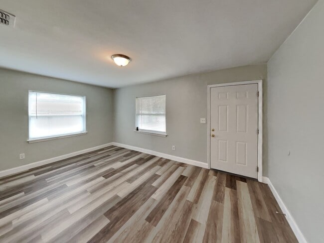 Building Photo - 3BR/1.5BA Home in Jacksonville FL w/ Spacious Yard